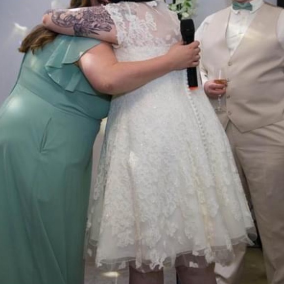 Short oleg cassini cap sleeve illusion wedding dress - Picture 2 of 6